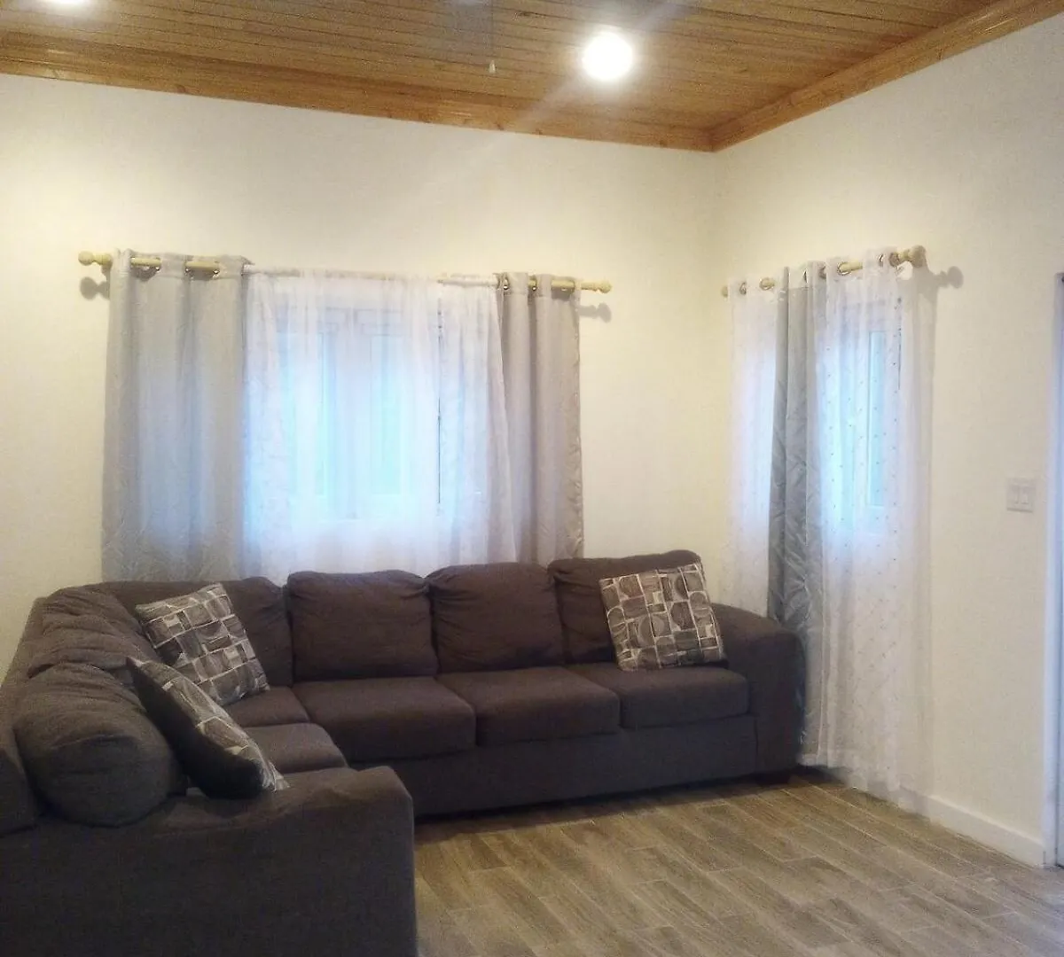 Cozy 2-Bedroom Townhome Nassau Apartment