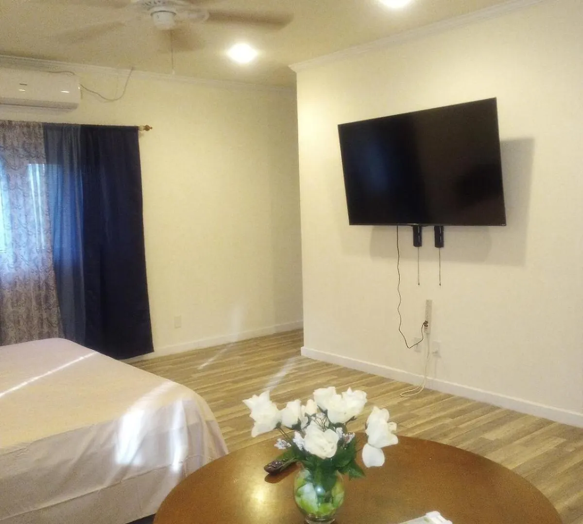 Cozy 2-Bedroom Townhome Nassau Apartment